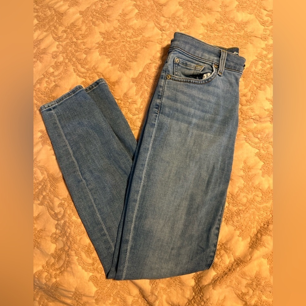 Light wash 7 for all mankind jeans *zipper comes off track but the pops back on*